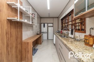 Casa à venda com 300m², 3 dormitórios, 1 suíte, 4 vagas, no bairro Espírito Santo em Porto Alegre