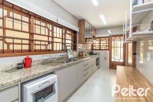 Casa à venda com 300m², 3 dormitórios, 1 suíte, 4 vagas, no bairro Espírito Santo em Porto Alegre