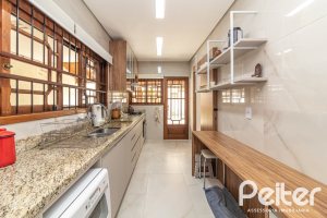 Casa à venda com 300m², 3 dormitórios, 1 suíte, 4 vagas, no bairro Espírito Santo em Porto Alegre