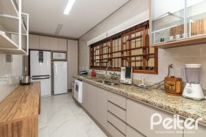 Casa à venda com 300m², 3 dormitórios, 1 suíte, 4 vagas, no bairro Espírito Santo em Porto Alegre