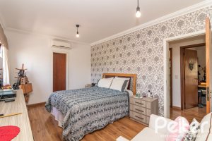 Casa à venda com 300m², 3 dormitórios, 1 suíte, 4 vagas, no bairro Espírito Santo em Porto Alegre