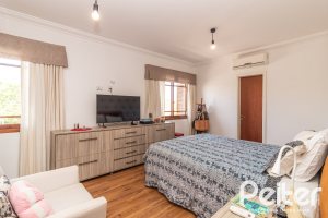 Casa à venda com 300m², 3 dormitórios, 1 suíte, 4 vagas, no bairro Espírito Santo em Porto Alegre