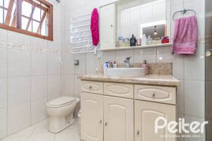 Casa à venda com 300m², 3 dormitórios, 1 suíte, 4 vagas, no bairro Espírito Santo em Porto Alegre