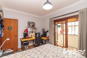 Casa à venda com 300m², 3 dormitórios, 1 suíte, 4 vagas, no bairro Espírito Santo em Porto Alegre