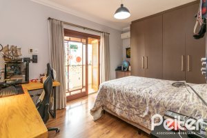 Casa à venda com 300m², 3 dormitórios, 1 suíte, 4 vagas, no bairro Espírito Santo em Porto Alegre