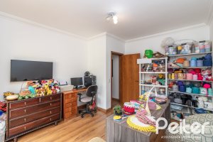 Casa à venda com 300m², 3 dormitórios, 1 suíte, 4 vagas, no bairro Espírito Santo em Porto Alegre