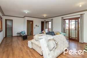 Casa à venda com 300m², 3 dormitórios, 1 suíte, 4 vagas, no bairro Espírito Santo em Porto Alegre