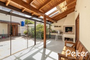 Casa à venda com 300m², 3 dormitórios, 1 suíte, 4 vagas, no bairro Espírito Santo em Porto Alegre