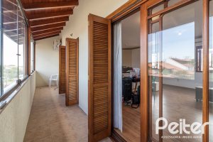 Casa à venda com 300m², 3 dormitórios, 1 suíte, 4 vagas, no bairro Espírito Santo em Porto Alegre