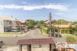 Casa à venda com 300m², 3 dormitórios, 1 suíte, 4 vagas, no bairro Espírito Santo em Porto Alegre