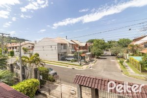 Casa à venda com 300m², 3 dormitórios, 1 suíte, 4 vagas, no bairro Espírito Santo em Porto Alegre