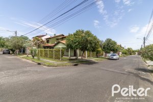 Casa à venda com 300m², 3 dormitórios, 1 suíte, 4 vagas, no bairro Espírito Santo em Porto Alegre