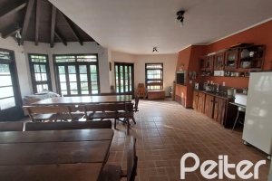 Casa à venda com 357m², 3 dormitórios, 1 suíte, 4 vagas, no bairro Tristeza em Porto Alegre