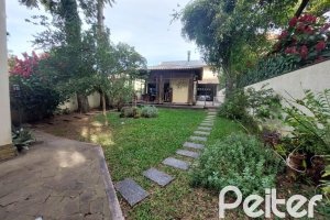 Casa à venda com 357m², 3 dormitórios, 1 suíte, 4 vagas, no bairro Tristeza em Porto Alegre