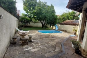Casa à venda com 357m², 3 dormitórios, 1 suíte, 4 vagas, no bairro Tristeza em Porto Alegre