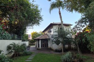Casa à venda com 357m², 3 dormitórios, 1 suíte, 4 vagas, no bairro Tristeza em Porto Alegre