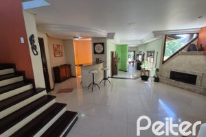 Casa à venda com 357m², 3 dormitórios, 1 suíte, 4 vagas, no bairro Tristeza em Porto Alegre