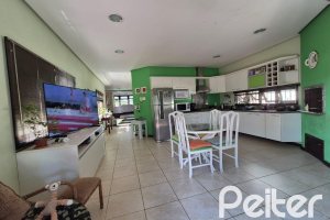 Casa à venda com 357m², 3 dormitórios, 1 suíte, 4 vagas, no bairro Tristeza em Porto Alegre