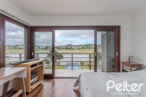 Casa em Condomínio à venda com 336m², 4 dormitórios, 4 suítes, 4 vagas, no bairro Terra Ville em PORTO ALEGRE