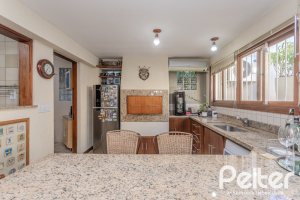 Casa à venda com 265m², 3 dormitórios, 3 suítes, 4 vagas, no bairro Ipanema em Porto Alegre