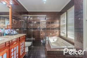 Casa à venda com 265m², 3 dormitórios, 3 suítes, 4 vagas, no bairro Ipanema em Porto Alegre