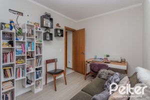Apartamento à venda com 103m², 3 dormitórios, 1 suíte, 2 vagas, no bairro Cristal em Porto Alegre