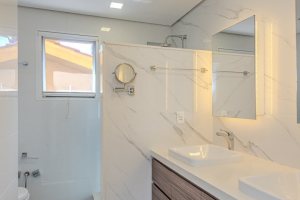 Casa em Condomínio à venda com 182m², 3 dormitórios, 1 suíte, 3 vagas, no bairro Cavalhada em Porto Alegre