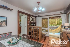 Casa em Condomínio à venda com 182m², 3 dormitórios, 1 suíte, 3 vagas, no bairro Cavalhada em Porto Alegre