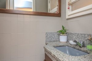 Casa em Condomínio à venda com 182m², 3 dormitórios, 1 suíte, 3 vagas, no bairro Cavalhada em Porto Alegre