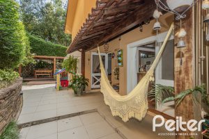 Casa em Condomínio à venda com 182m², 3 dormitórios, 1 suíte, 3 vagas, no bairro Cavalhada em Porto Alegre