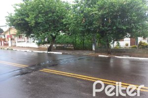 Terreno à venda com 335m², no bairro Cavalhada em Porto Alegre