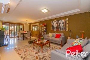 Casa à venda com 240m², 3 dormitórios, 1 suíte, 2 vagas, no bairro Tristeza em Porto Alegre