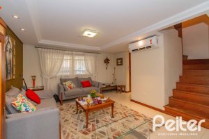 Casa à venda com 240m², 3 dormitórios, 1 suíte, 2 vagas, no bairro Tristeza em Porto Alegre