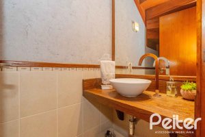 Casa à venda com 240m², 3 dormitórios, 1 suíte, 2 vagas, no bairro Tristeza em Porto Alegre