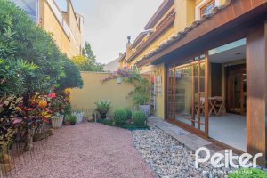 Casa à venda com 240m², 3 dormitórios, 1 suíte, 2 vagas, no bairro Tristeza em Porto Alegre