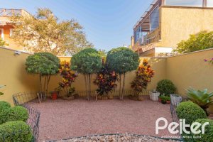 Casa à venda com 240m², 3 dormitórios, 1 suíte, 2 vagas, no bairro Tristeza em Porto Alegre