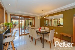 Casa à venda com 240m², 3 dormitórios, 1 suíte, 2 vagas, no bairro Tristeza em Porto Alegre