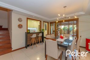 Casa à venda com 240m², 3 dormitórios, 1 suíte, 2 vagas, no bairro Tristeza em Porto Alegre