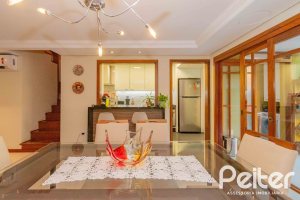 Casa à venda com 240m², 3 dormitórios, 1 suíte, 2 vagas, no bairro Tristeza em Porto Alegre