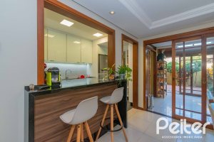 Casa à venda com 240m², 3 dormitórios, 1 suíte, 2 vagas, no bairro Tristeza em Porto Alegre