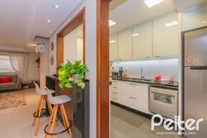 Casa à venda com 240m², 3 dormitórios, 1 suíte, 2 vagas, no bairro Tristeza em Porto Alegre