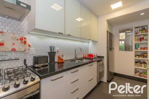 Casa à venda com 240m², 3 dormitórios, 1 suíte, 2 vagas, no bairro Tristeza em Porto Alegre