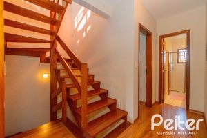 Casa à venda com 240m², 3 dormitórios, 1 suíte, 2 vagas, no bairro Tristeza em Porto Alegre