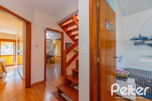 Casa à venda com 240m², 3 dormitórios, 1 suíte, 2 vagas, no bairro Tristeza em Porto Alegre