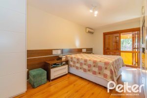 Casa à venda com 240m², 3 dormitórios, 1 suíte, 2 vagas, no bairro Tristeza em Porto Alegre