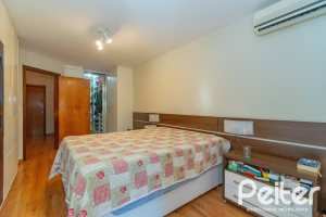 Casa à venda com 240m², 3 dormitórios, 1 suíte, 2 vagas, no bairro Tristeza em Porto Alegre