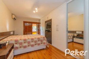 Casa à venda com 240m², 3 dormitórios, 1 suíte, 2 vagas, no bairro Tristeza em Porto Alegre