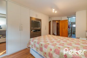 Casa à venda com 240m², 3 dormitórios, 1 suíte, 2 vagas, no bairro Tristeza em Porto Alegre