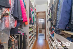 Casa à venda com 240m², 3 dormitórios, 1 suíte, 2 vagas, no bairro Tristeza em Porto Alegre