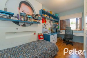 Casa à venda com 240m², 3 dormitórios, 1 suíte, 2 vagas, no bairro Tristeza em Porto Alegre